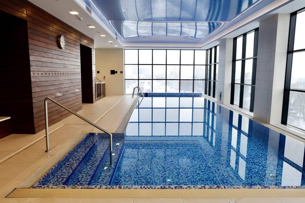 Quelles options de personnalisation impactent le prix d'une piscine à coque polyester ?